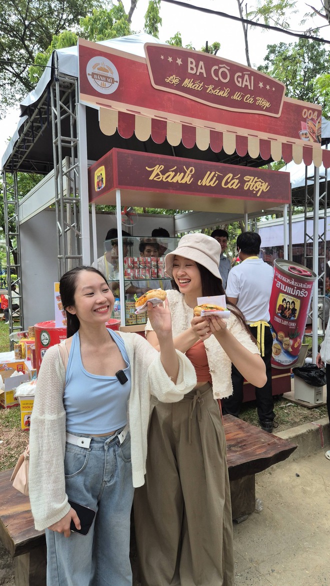 Có thể gặp cả thành phố ở Lễ hội Bánh mì Việt Nam hôm nay, khách ngó lơ mọi gian hàng chỉ để chen chân mua một ổ Huynh Hoa- Ảnh 23.
