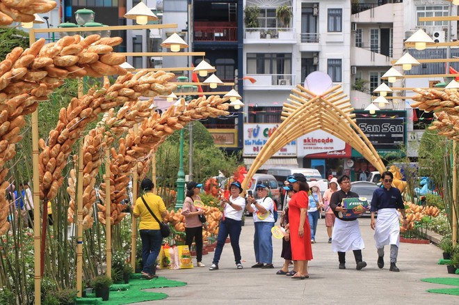 Có thể gặp cả thành phố ở Lễ hội Bánh mì Việt Nam hôm nay, khách ngó lơ mọi gian hàng chỉ để chen chân mua một ổ Huynh Hoa- Ảnh 6.