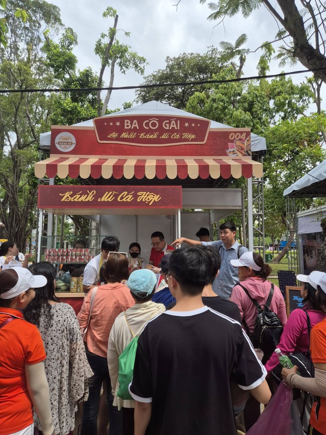 Có thể gặp cả thành phố ở Lễ hội Bánh mì Việt Nam hôm nay, khách ngó lơ mọi gian hàng chỉ để chen chân mua một ổ Huynh Hoa- Ảnh 22.