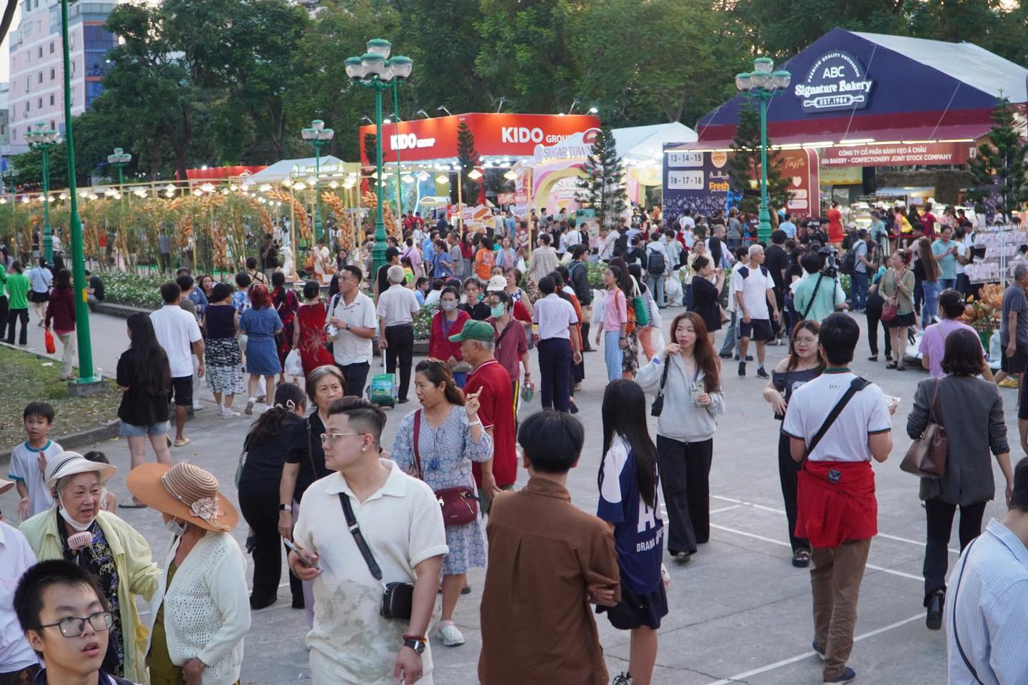 Có thể gặp cả thành phố ở Lễ hội Bánh mì Việt Nam hôm nay, khách ngó lơ mọi gian hàng chỉ để chen chân mua một ổ Huynh Hoa- Ảnh 11.