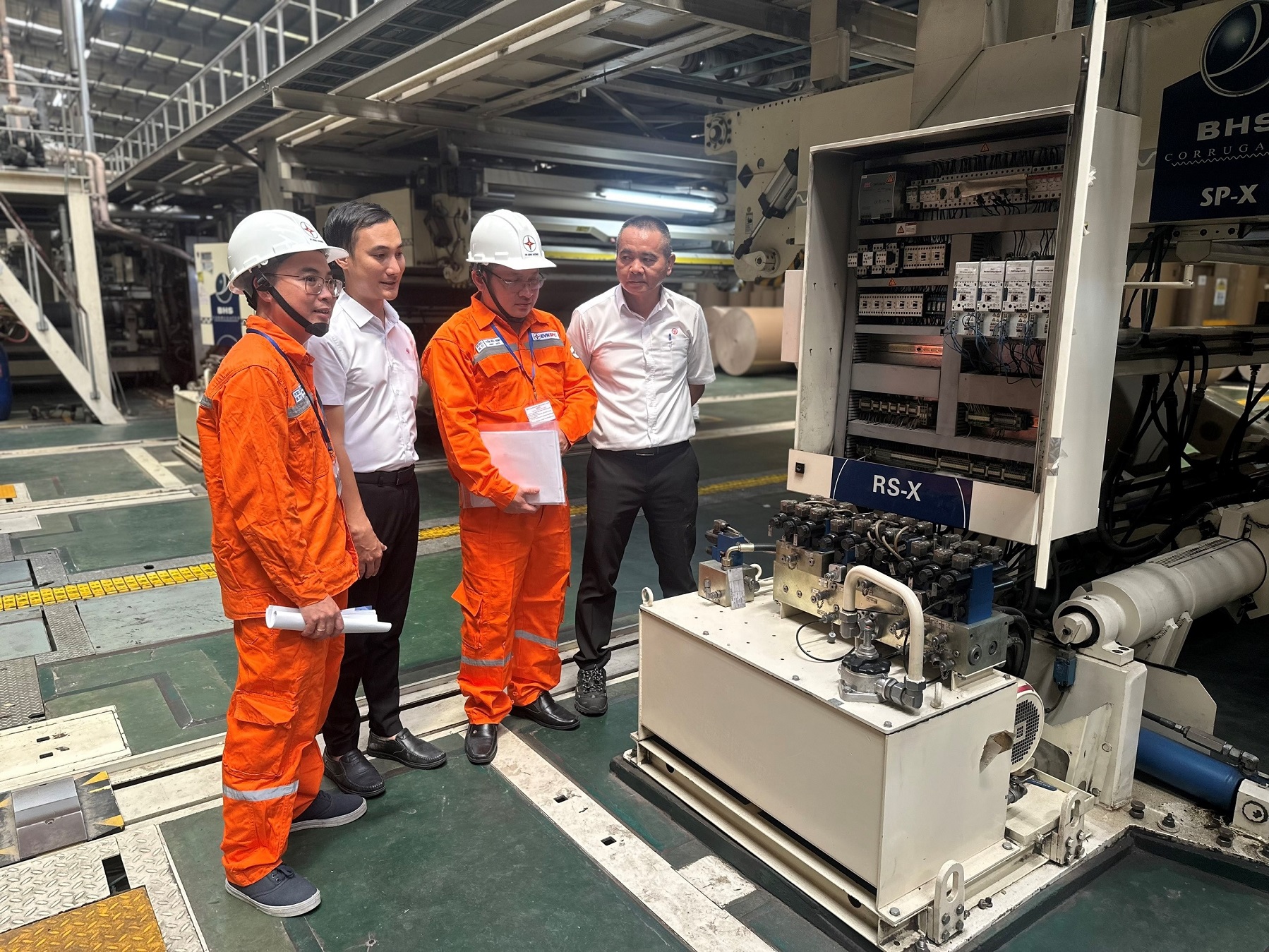 Giá điện buổi tối cao điểm 2026 và cách tiết kiệm điện hiệu quả cho doanh nghiệp - Ảnh 1.