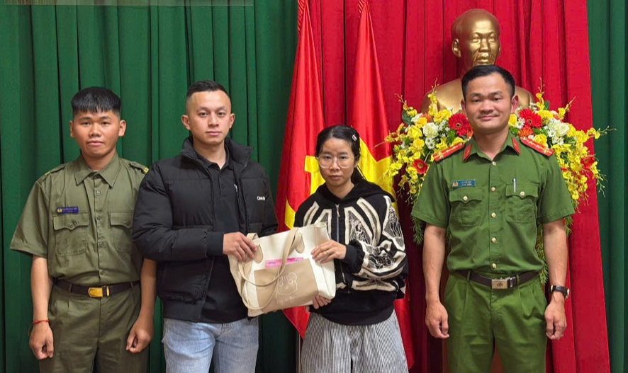 Xuất hiện 170 tờ tiền mệnh giá 500 nghìn đồng trên đường - Ảnh 1.