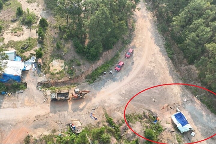 Công an Nghệ An kiên quyết xử lý rào chắn trái phép tại Tân Châu- Ảnh 1.