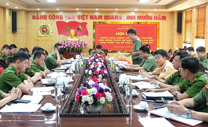 Công an Nghệ An kiên quyết xử lý rào chắn trái phép tại Tân Châu- Ảnh 2.