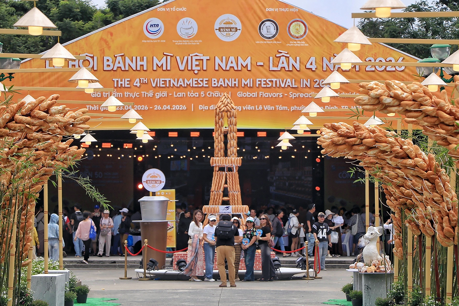 Có thể gặp cả thành phố ở Lễ hội Bánh mì Việt Nam hôm nay, khách ngó lơ mọi gian hàng chỉ để chen chân mua một ổ Huynh Hoa- Ảnh 1.