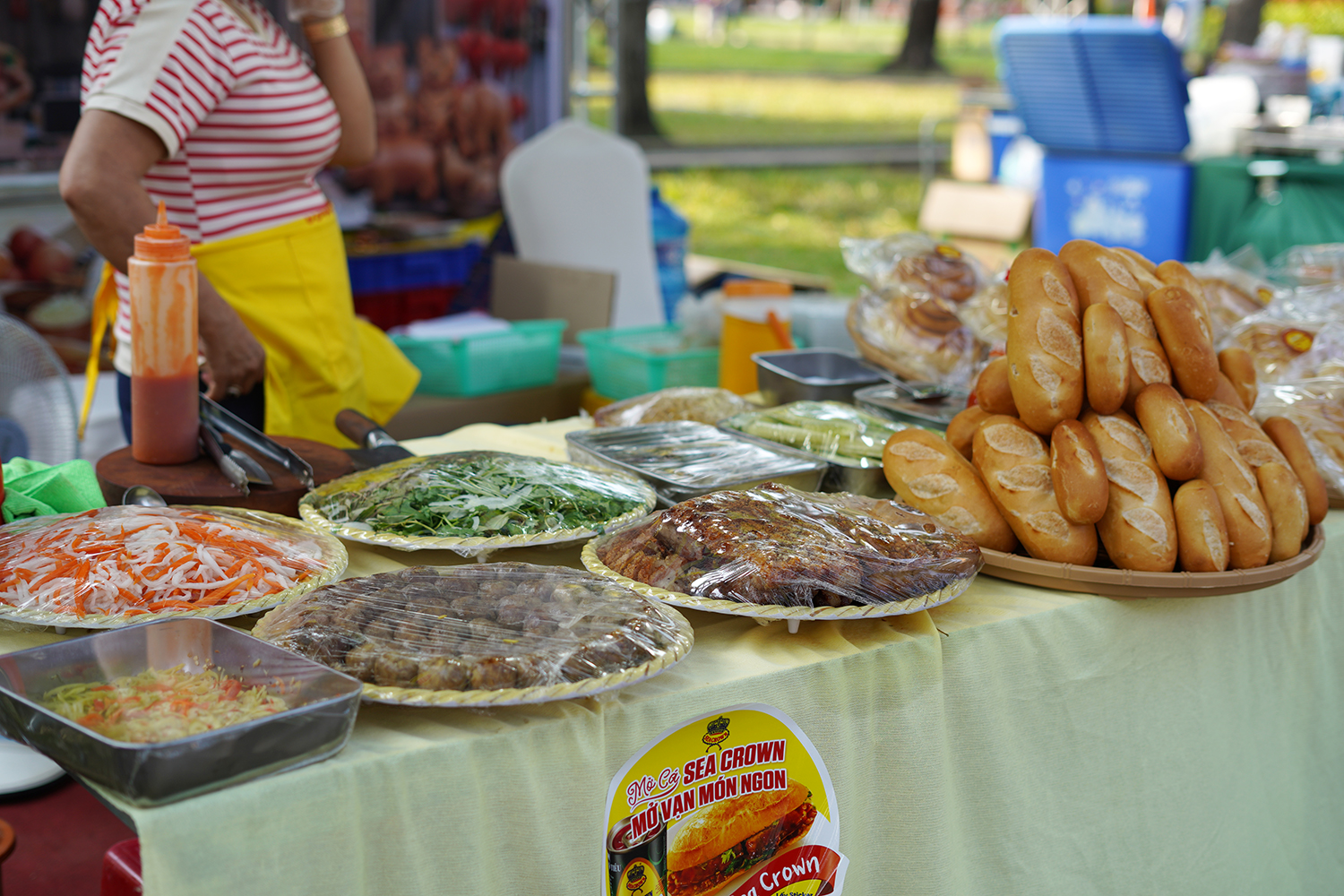 Có thể gặp cả thành phố ở Lễ hội Bánh mì Việt Nam hôm nay, khách ngó lơ mọi gian hàng chỉ để chen chân mua một ổ Huynh Hoa- Ảnh 24.