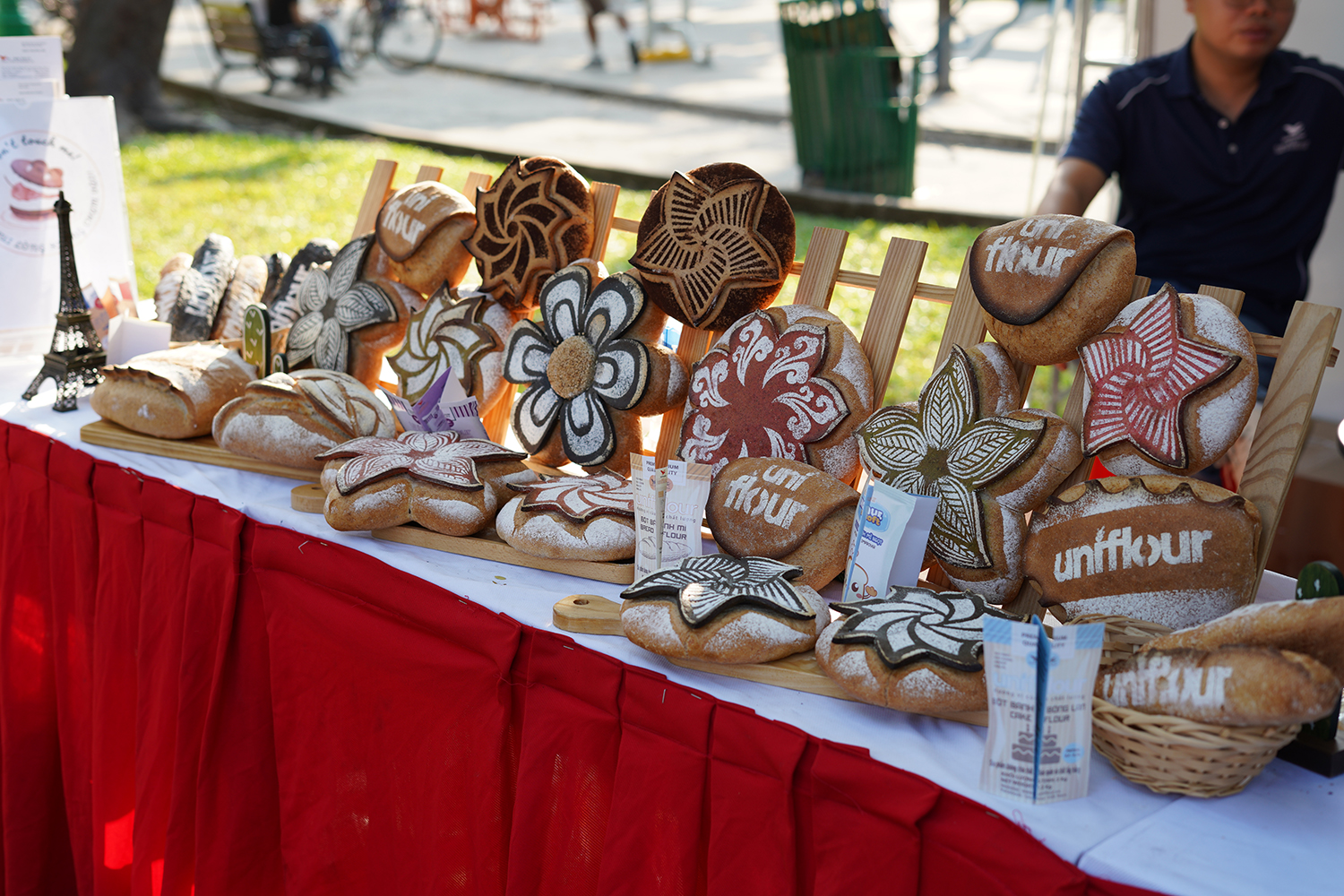 Có thể gặp cả thành phố ở Lễ hội Bánh mì Việt Nam hôm nay, khách ngó lơ mọi gian hàng chỉ để chen chân mua một ổ Huynh Hoa- Ảnh 9.