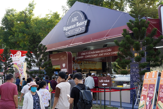 Có thể gặp cả thành phố ở Lễ hội Bánh mì Việt Nam hôm nay, khách ngó lơ mọi gian hàng chỉ để chen chân mua một ổ Huynh Hoa- Ảnh 4.