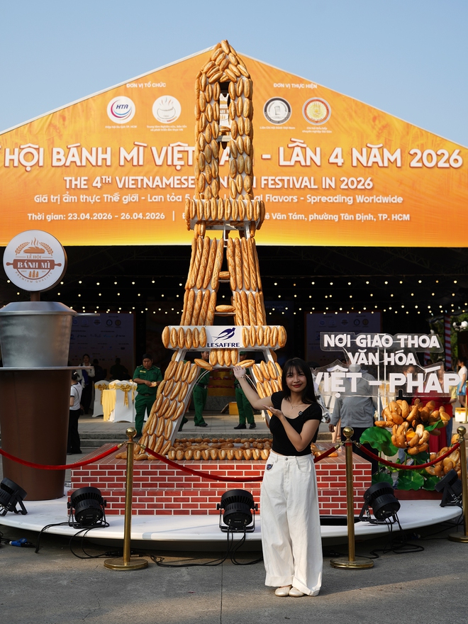 Có thể gặp cả thành phố ở Lễ hội Bánh mì Việt Nam hôm nay, khách ngó lơ mọi gian hàng chỉ để chen chân mua một ổ Huynh Hoa- Ảnh 2.