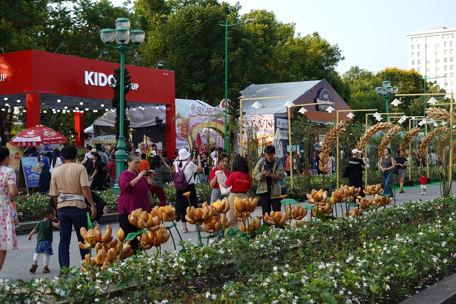 Có thể gặp cả thành phố ở Lễ hội Bánh mì Việt Nam hôm nay, khách ngó lơ mọi gian hàng chỉ để chen chân mua một ổ Huynh Hoa- Ảnh 5.