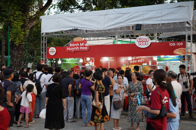Có thể gặp cả thành phố ở Lễ hội Bánh mì Việt Nam hôm nay, khách ngó lơ mọi gian hàng chỉ để chen chân mua một ổ Huynh Hoa- Ảnh 18.