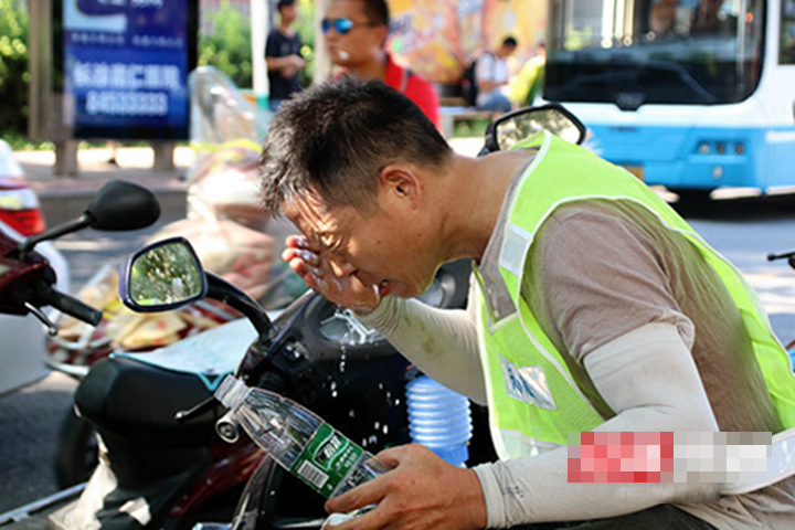 Muỗi bay vào mắt, người đàn ông suýt mù 1 bên mắt: Bác sĩ cảnh báo sai lầm nhiều người mắc phải- Ảnh 1.