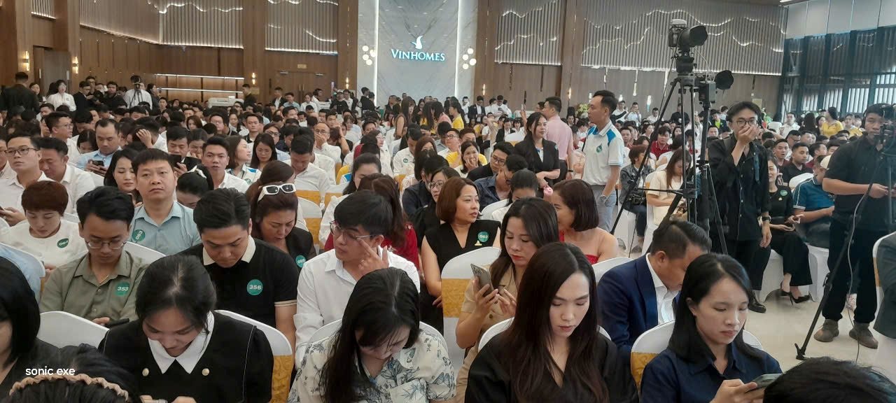 Hàng nghìn người “đổ bộ” Hạ Long ngày đầu nghỉ lễ vì siêu dự án 18 tỷ USD của tỷ phú Phạm Nhật Vượng- Ảnh 1.