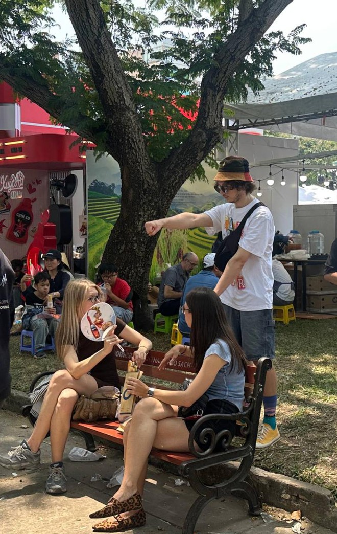 Có thể gặp cả thành phố ở Lễ hội Bánh mì Việt Nam hôm nay, khách ngó lơ mọi gian hàng chỉ để chen chân mua một ổ Huynh Hoa- Ảnh 16.