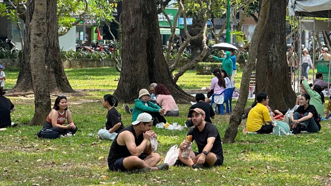 Có thể gặp cả thành phố ở Lễ hội Bánh mì Việt Nam hôm nay, khách ngó lơ mọi gian hàng chỉ để chen chân mua một ổ Huynh Hoa- Ảnh 17.