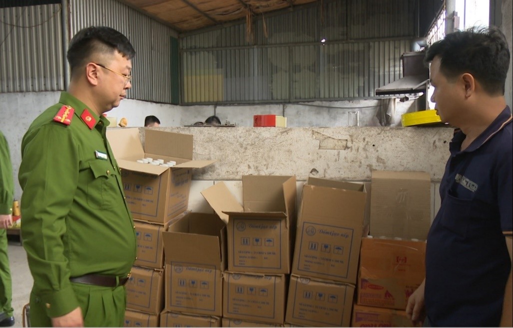 Ra lệnh bắt khẩn cấp chủ cơ sở sản xuất Vũ Thị Dung SN 1963 và con trai - Ảnh 1.