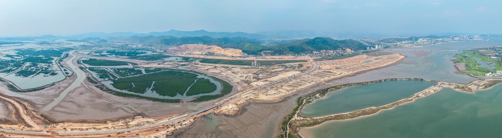 Hàng nghìn người “đổ bộ” Hạ Long ngày đầu nghỉ lễ vì siêu dự án 18 tỷ USD của tỷ phú Phạm Nhật Vượng- Ảnh 2.