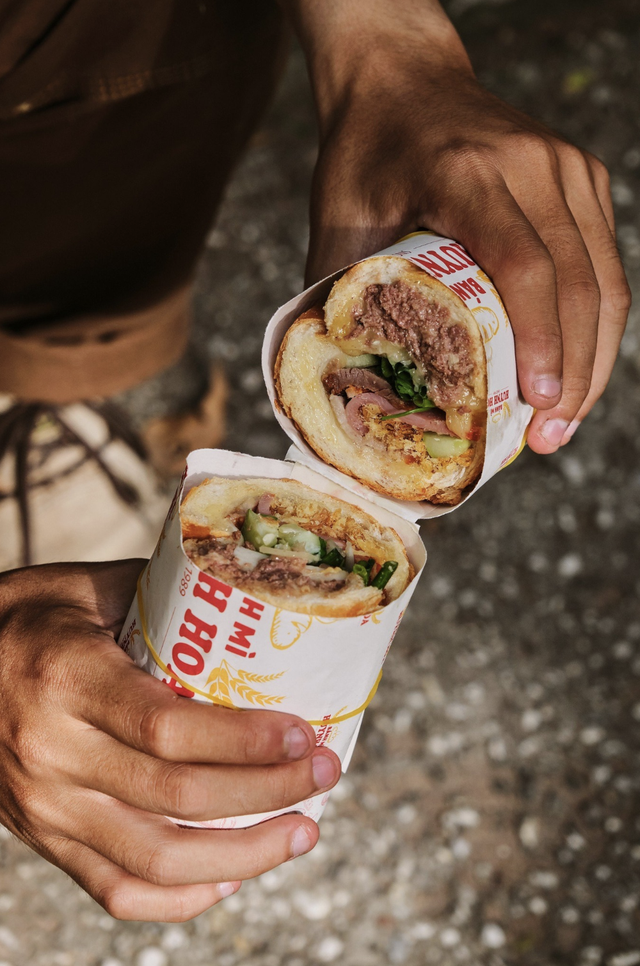 Có thể gặp cả thành phố ở Lễ hội Bánh mì Việt Nam hôm nay, khách ngó lơ mọi gian hàng chỉ để chen chân mua một ổ Huynh Hoa- Ảnh 19.