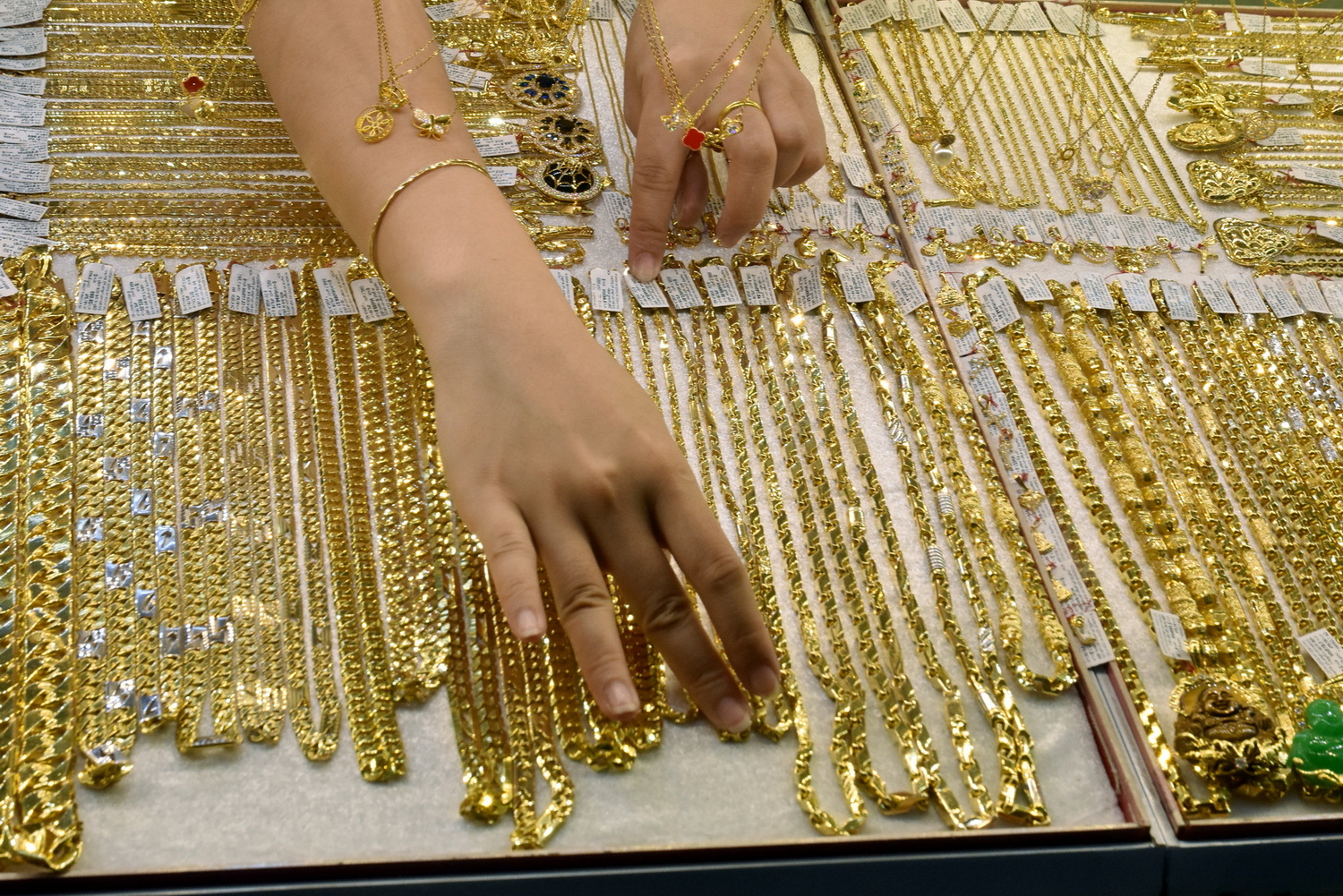 Giá vàng dịp Thần Tài 2026: Người mua đang lỗ nặng - Ảnh 1.