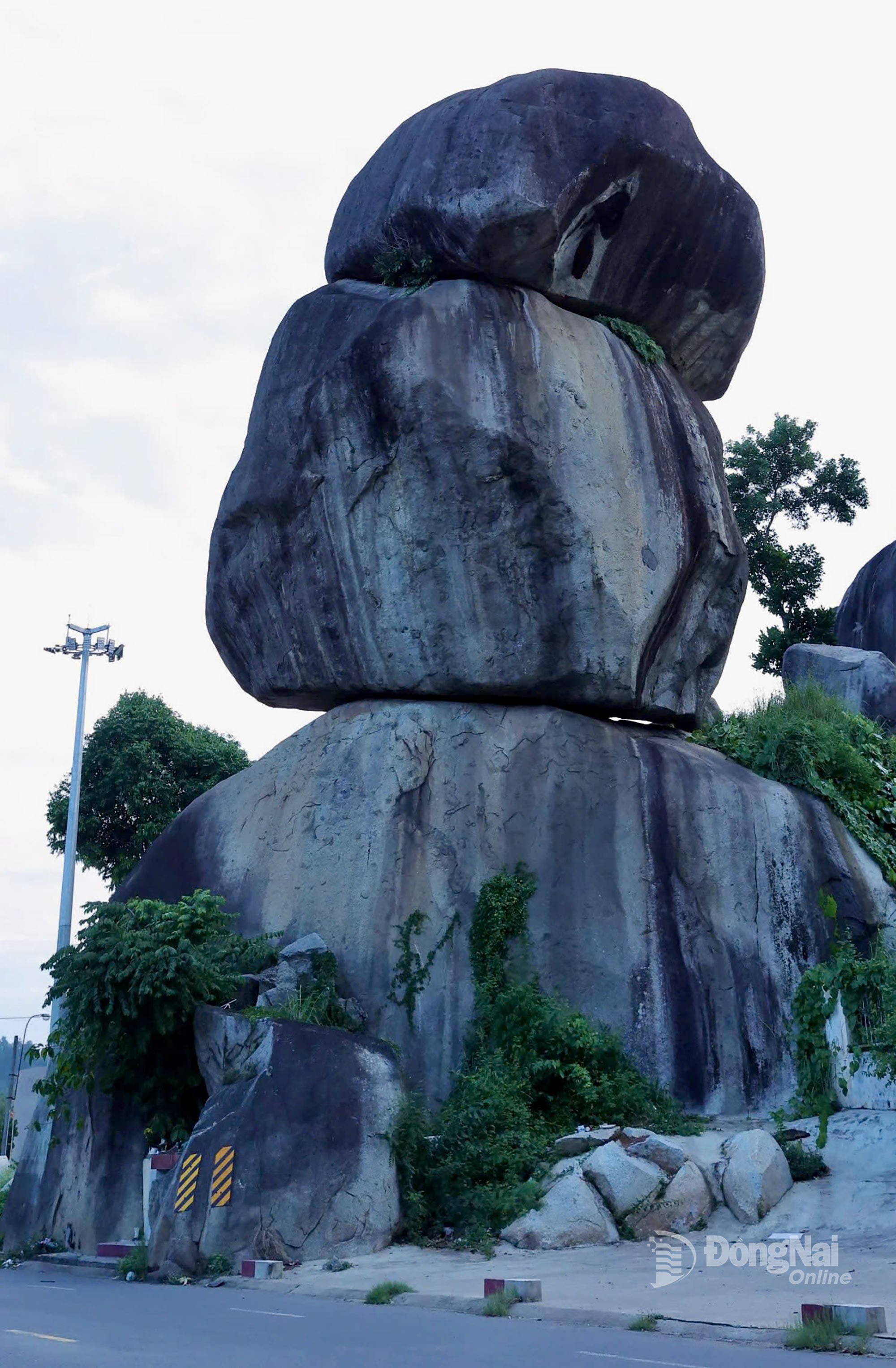 Hòn đá niên đại triệu năm nằm cạnh đường quốc lộ: Ở thành phố trực thuộc Trung ương mới nhất của Việt Nam - Ảnh 2.