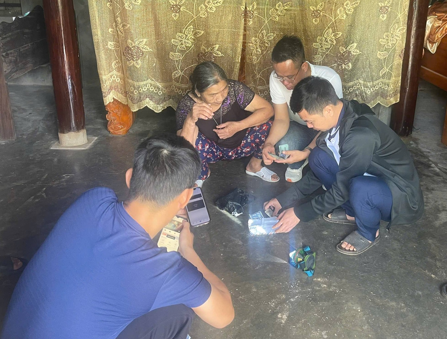 Sự thật bất ngờ về vụ mất vàng và tiền của cụ bà ở Quảng Trị - Ảnh 1.