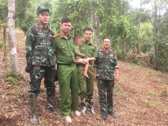 Cháu bé 3 tuổi được tìm thấy một mình trong rừng sau 18 giờ mất tích - Ảnh 1.