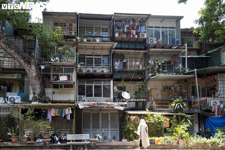 Nhà tập thể cũ Hà Nội giá hàng trăm triệu đồng/m²- Ảnh 1.