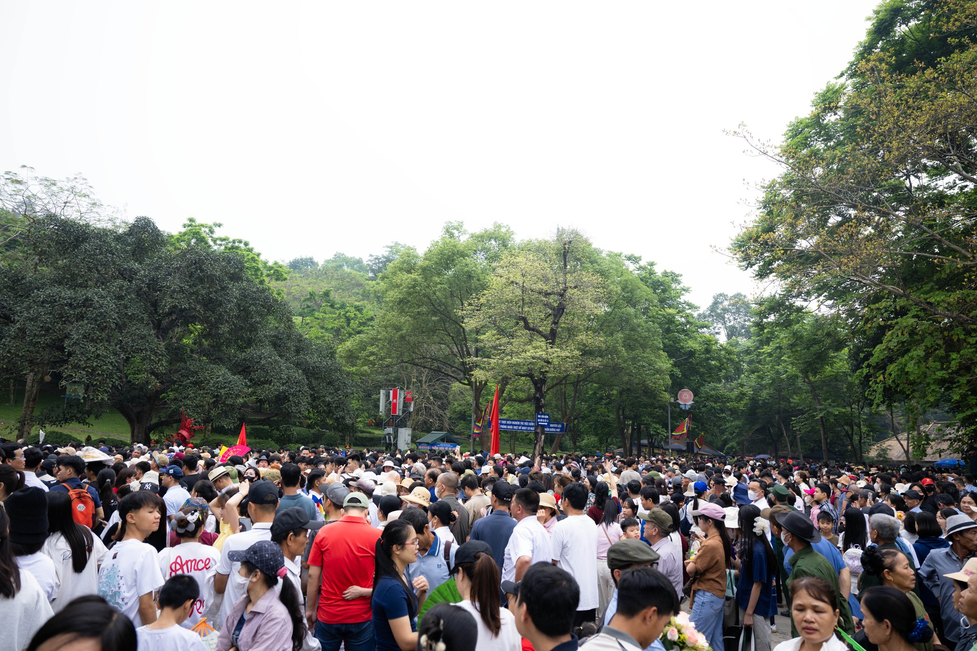 Biển người đổ về Đền Hùng trong ngày Giỗ Tổ Hùng Vương: Người dân đội lễ chen chân hành hương, ngất xỉu giữa dòng người đông đúc- Ảnh 24.