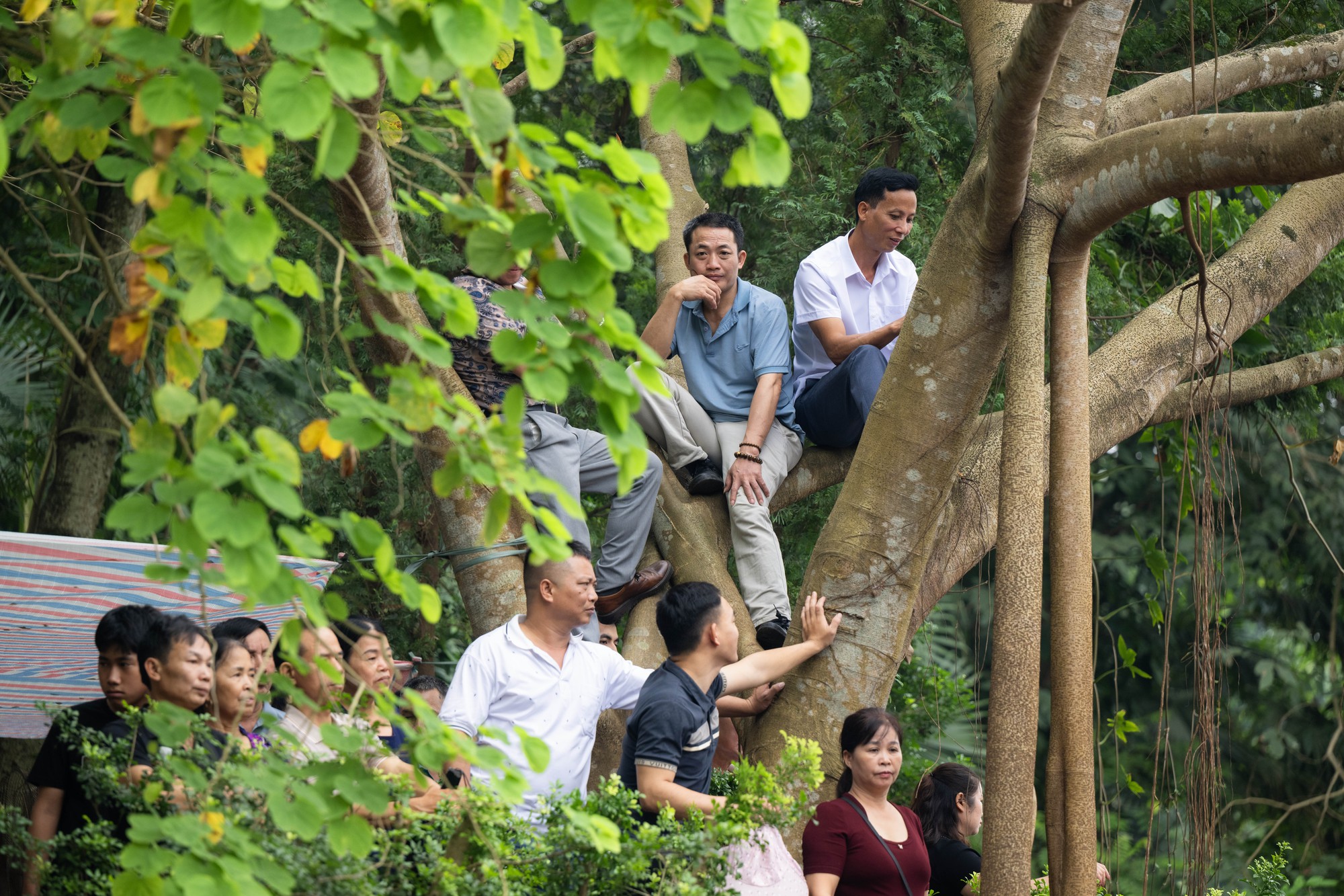 Biển người đổ về Đền Hùng trong ngày Giỗ Tổ Hùng Vương: Người dân đội lễ chen chân hành hương, ngất xỉu giữa dòng người đông đúc- Ảnh 23.