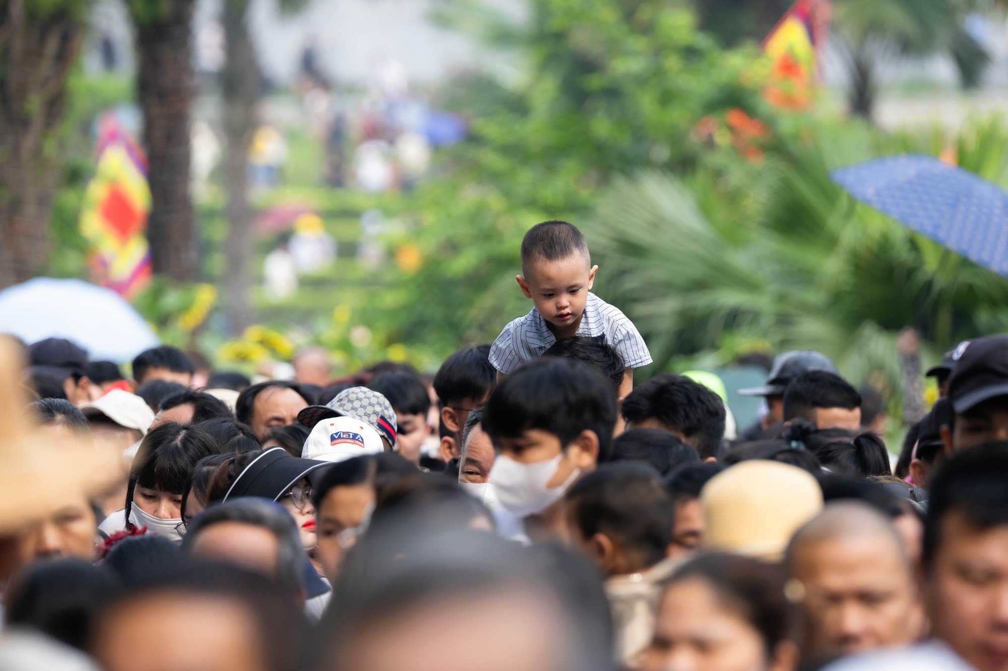 Biển người đổ về Đền Hùng trong ngày Giỗ Tổ Hùng Vương: Người dân đội lễ chen chân hành hương, ngất xỉu giữa dòng người đông đúc- Ảnh 22.