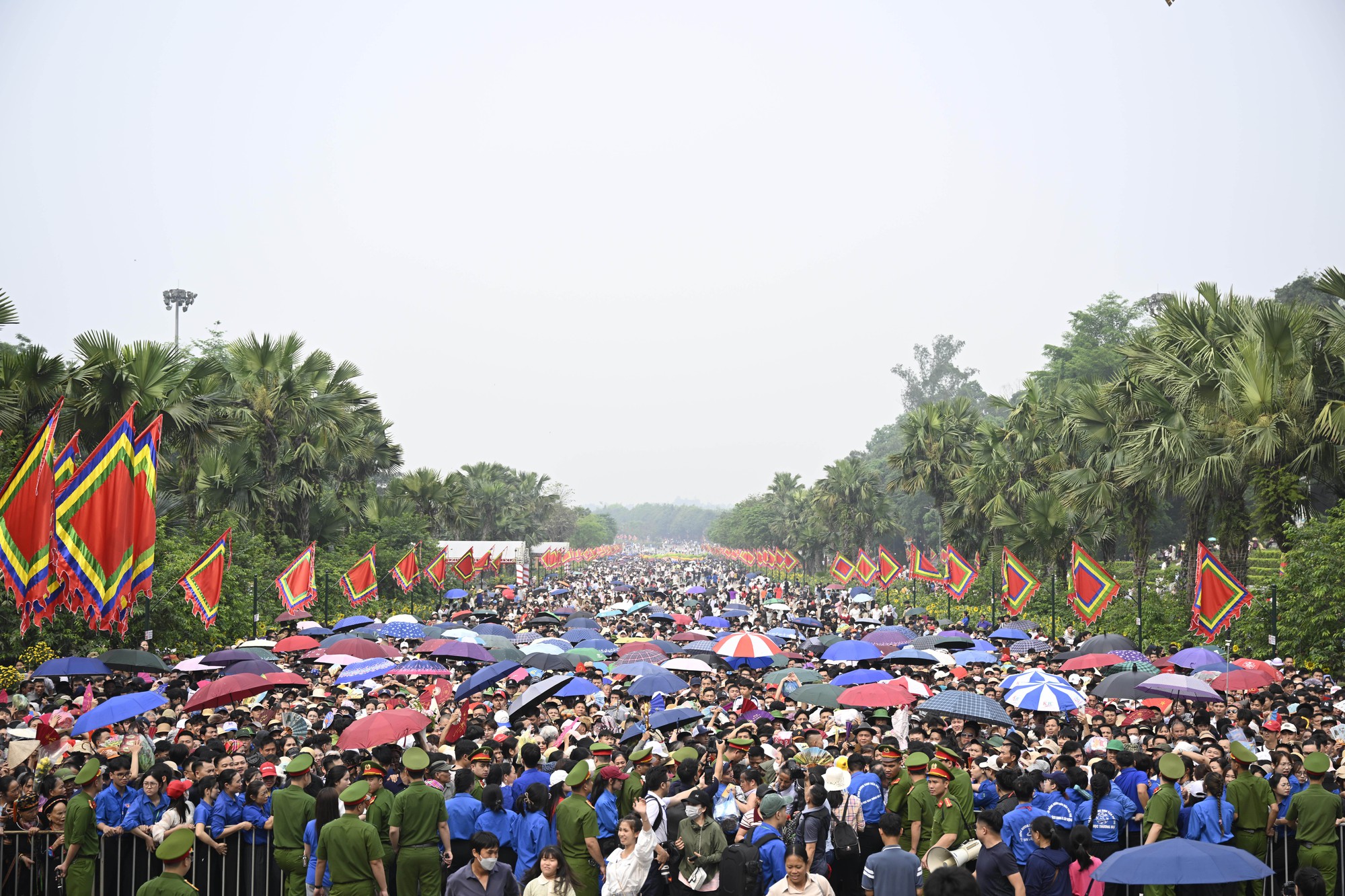 Biển người đổ về Đền Hùng trong ngày Giỗ Tổ Hùng Vương: Người dân đội lễ chen chân hành hương, ngất xỉu giữa dòng người đông đúc- Ảnh 1.