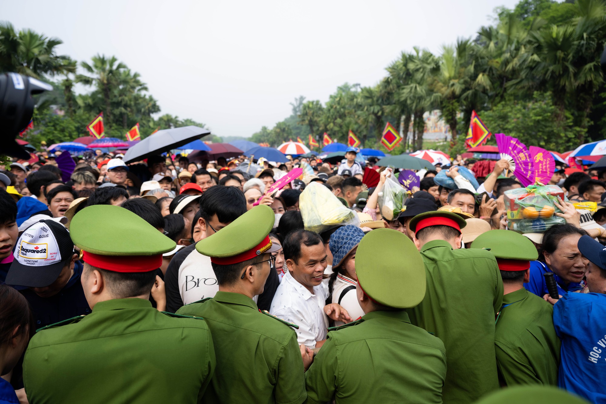 Biển người đổ về Đền Hùng trong ngày Giỗ Tổ Hùng Vương: Người dân đội lễ chen chân hành hương, ngất xỉu giữa dòng người đông đúc- Ảnh 19.
