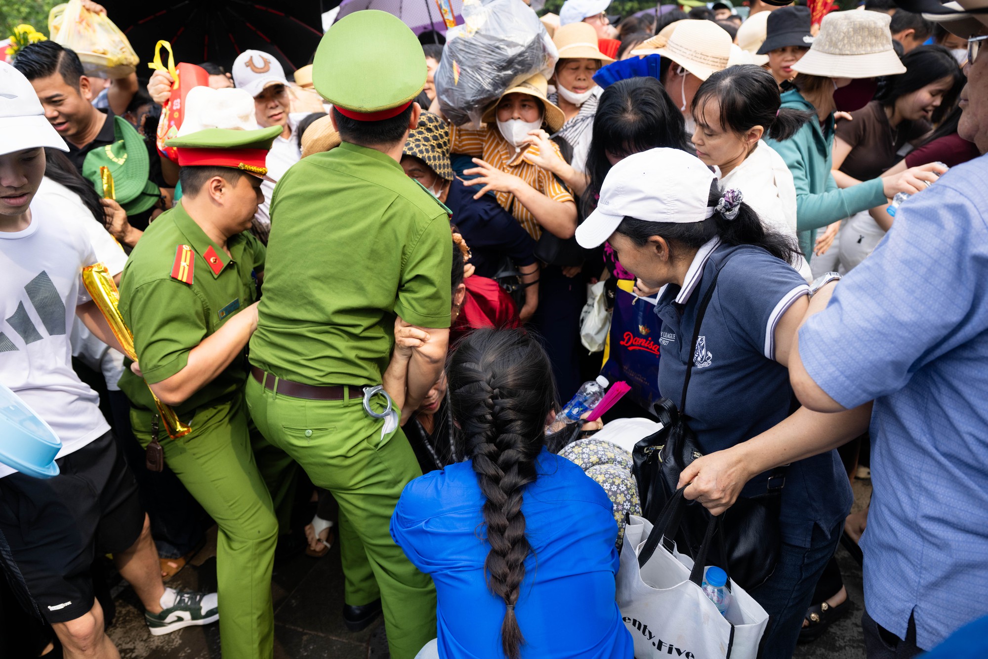 Biển người đổ về Đền Hùng trong ngày Giỗ Tổ Hùng Vương: Người dân đội lễ chen chân hành hương, ngất xỉu giữa dòng người đông đúc- Ảnh 17.