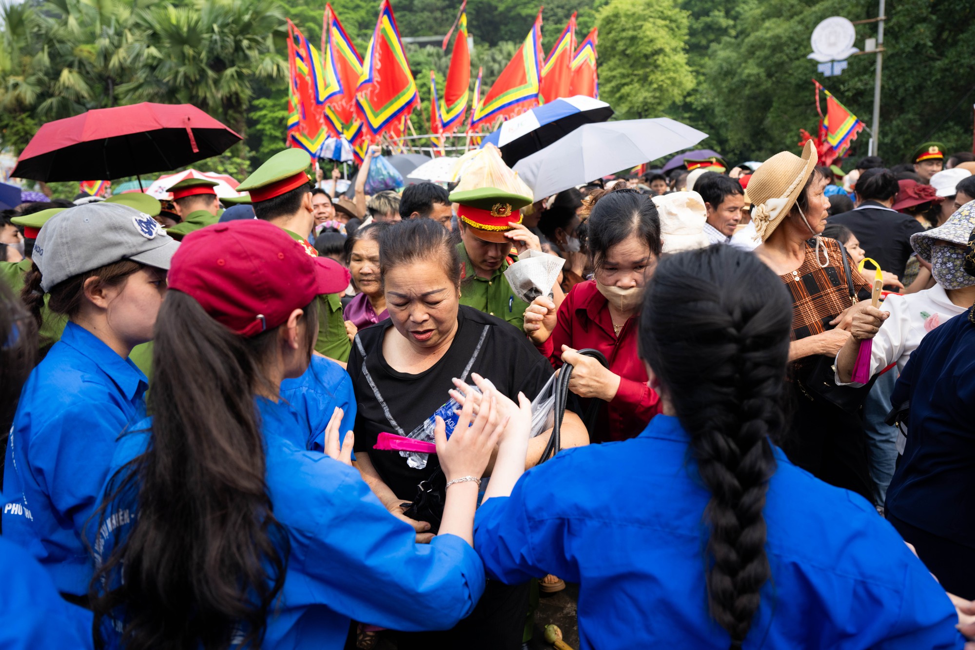 Biển người đổ về Đền Hùng trong ngày Giỗ Tổ Hùng Vương: Người dân đội lễ chen chân hành hương, ngất xỉu giữa dòng người đông đúc- Ảnh 18.
