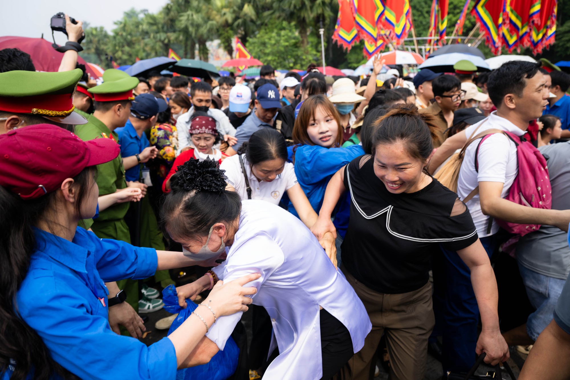 Biển người đổ về Đền Hùng trong ngày Giỗ Tổ Hùng Vương: Người dân đội lễ chen chân hành hương, ngất xỉu giữa dòng người đông đúc- Ảnh 16.
