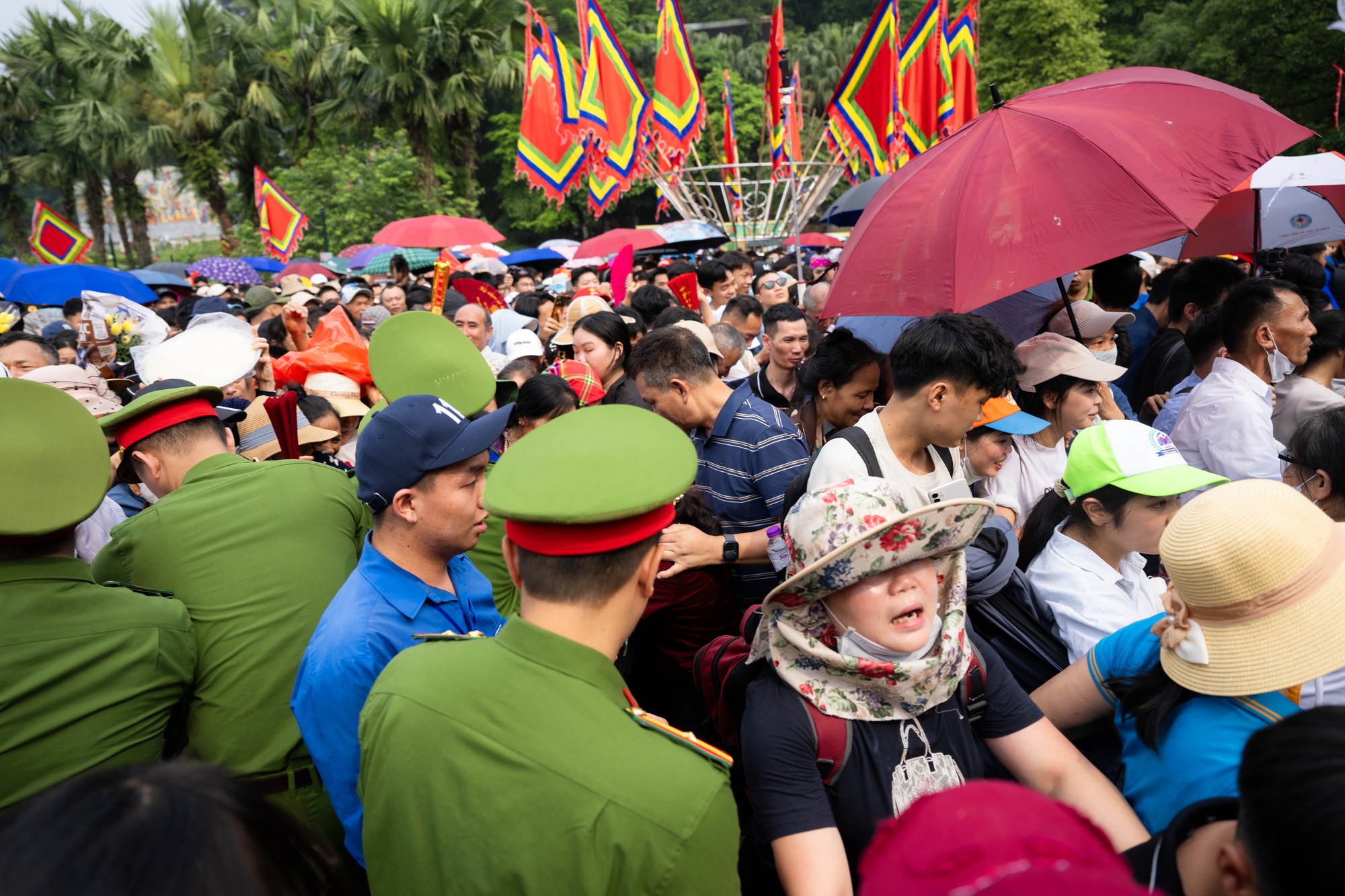 Biển người đổ về Đền Hùng trong ngày Giỗ Tổ Hùng Vương: Người dân đội lễ chen chân hành hương, ngất xỉu giữa dòng người đông đúc- Ảnh 14.