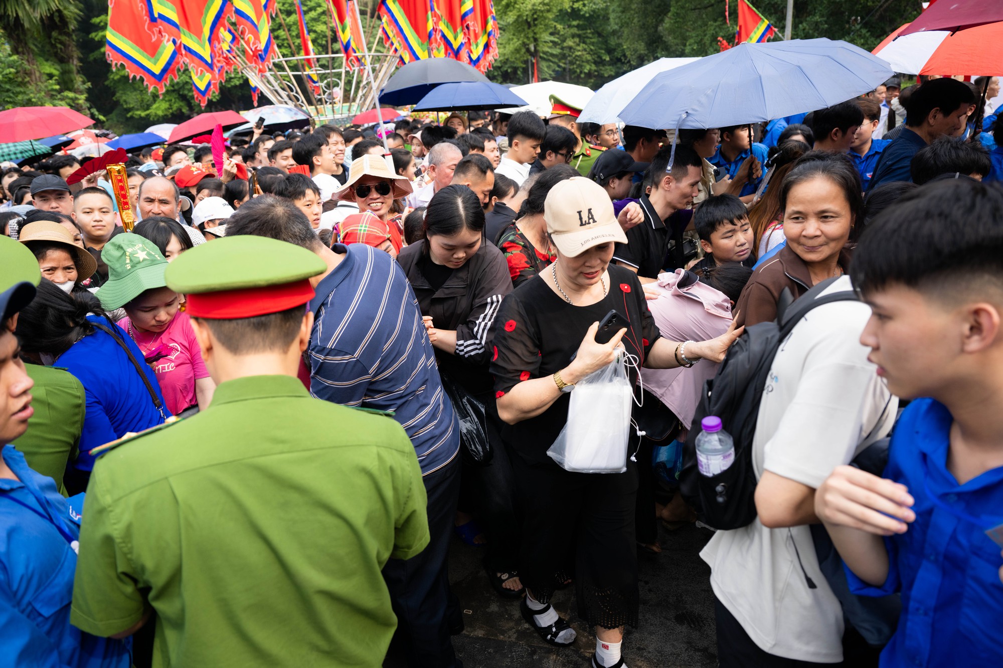 Biển người đổ về Đền Hùng trong ngày Giỗ Tổ Hùng Vương: Người dân đội lễ chen chân hành hương, ngất xỉu giữa dòng người đông đúc- Ảnh 15.