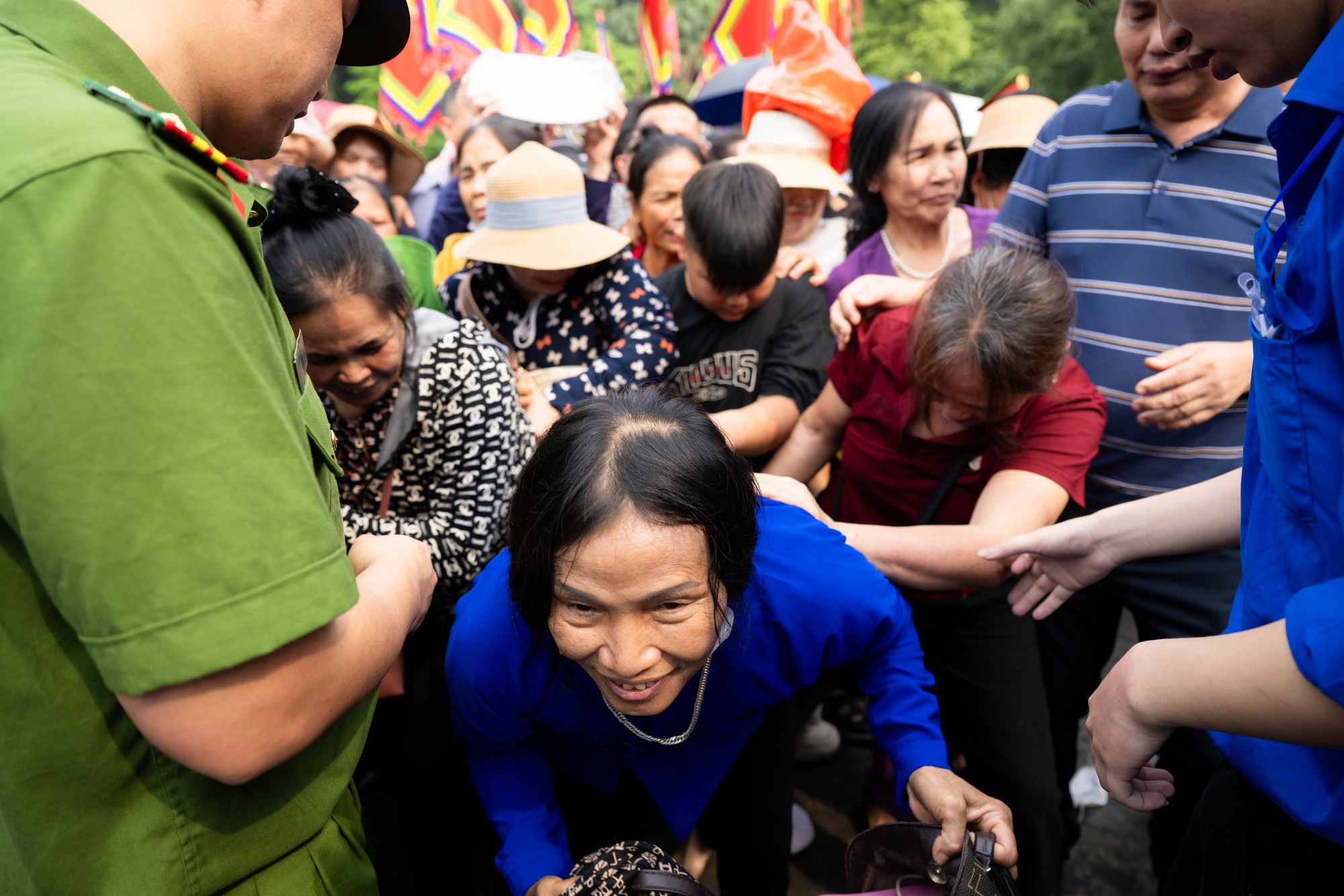 Biển người đổ về Đền Hùng trong ngày Giỗ Tổ Hùng Vương: Người dân đội lễ chen chân hành hương, ngất xỉu giữa dòng người đông đúc- Ảnh 12.