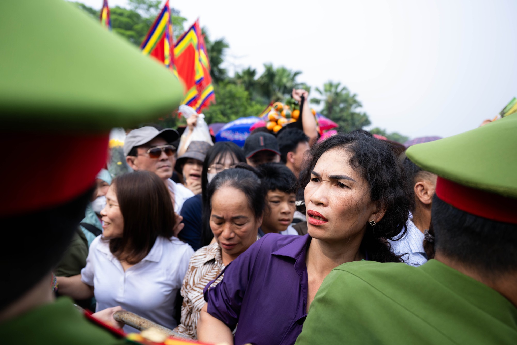 Biển người đổ về Đền Hùng trong ngày Giỗ Tổ Hùng Vương: Người dân đội lễ chen chân hành hương, ngất xỉu giữa dòng người đông đúc- Ảnh 13.