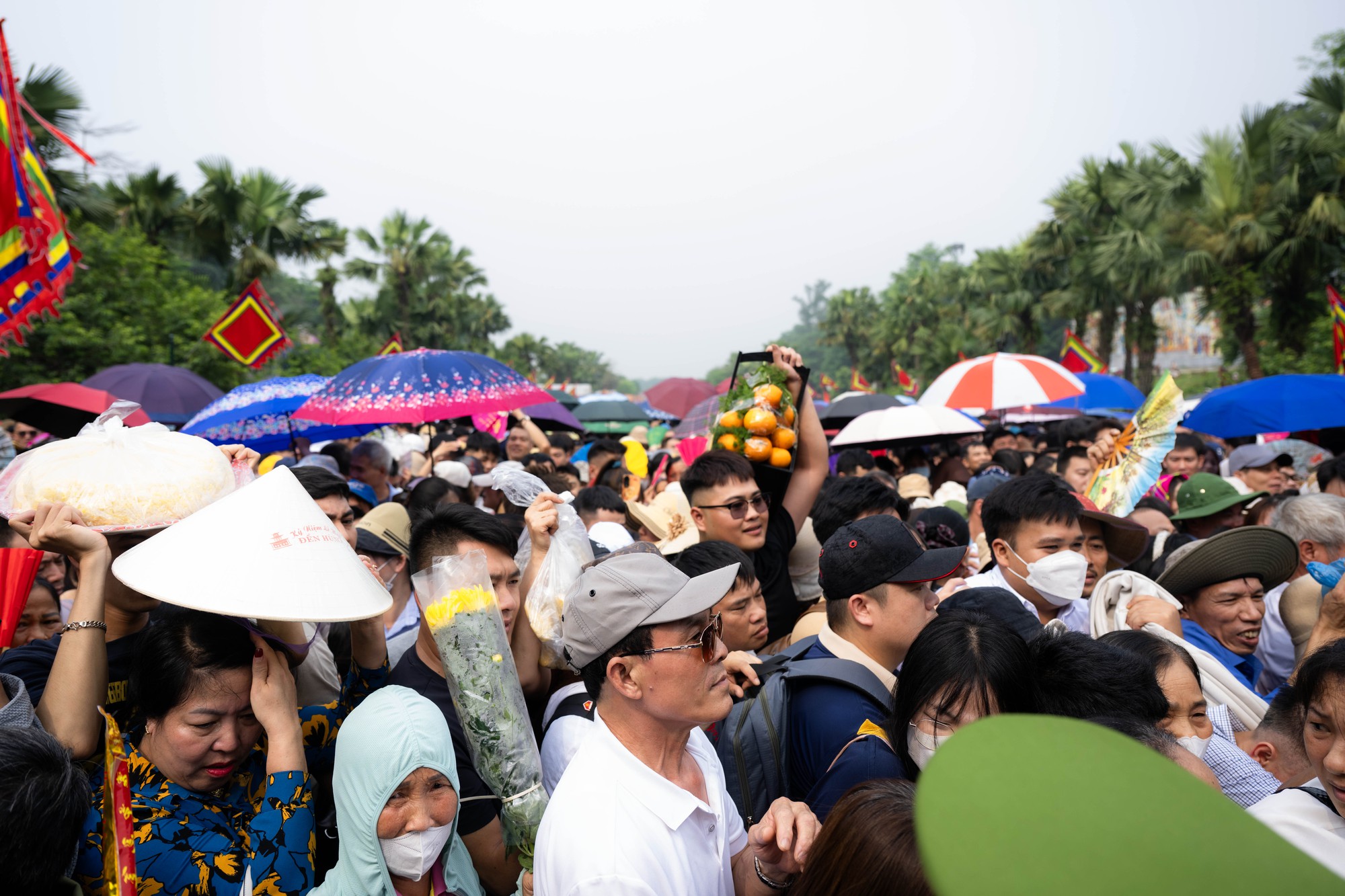Biển người đổ về Đền Hùng trong ngày Giỗ Tổ Hùng Vương: Người dân đội lễ chen chân hành hương, ngất xỉu giữa dòng người đông đúc- Ảnh 10.