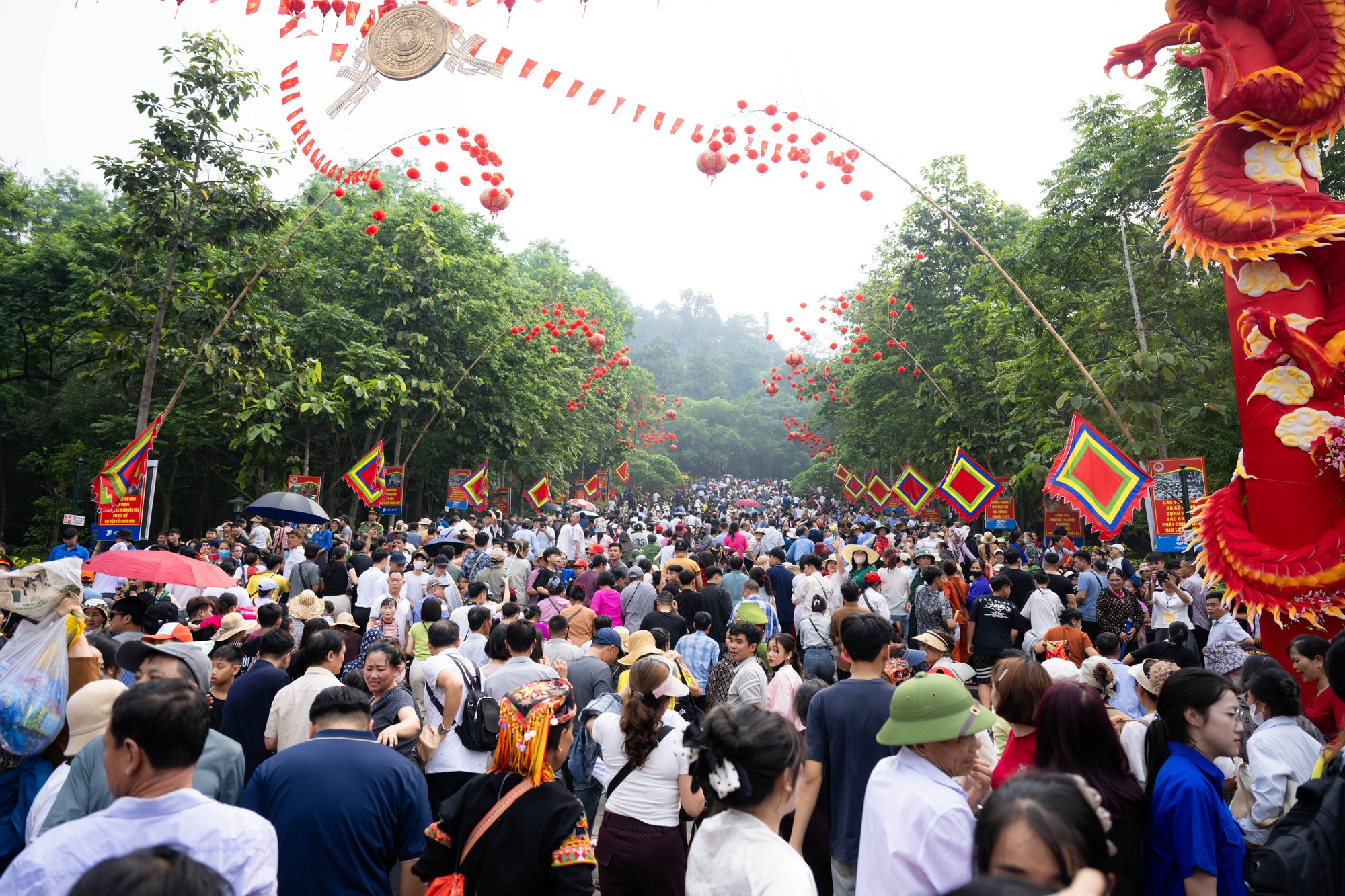 Biển người đổ về Đền Hùng trong ngày Giỗ Tổ Hùng Vương: Người dân đội lễ chen chân hành hương, ngất xỉu giữa dòng người đông đúc- Ảnh 2.