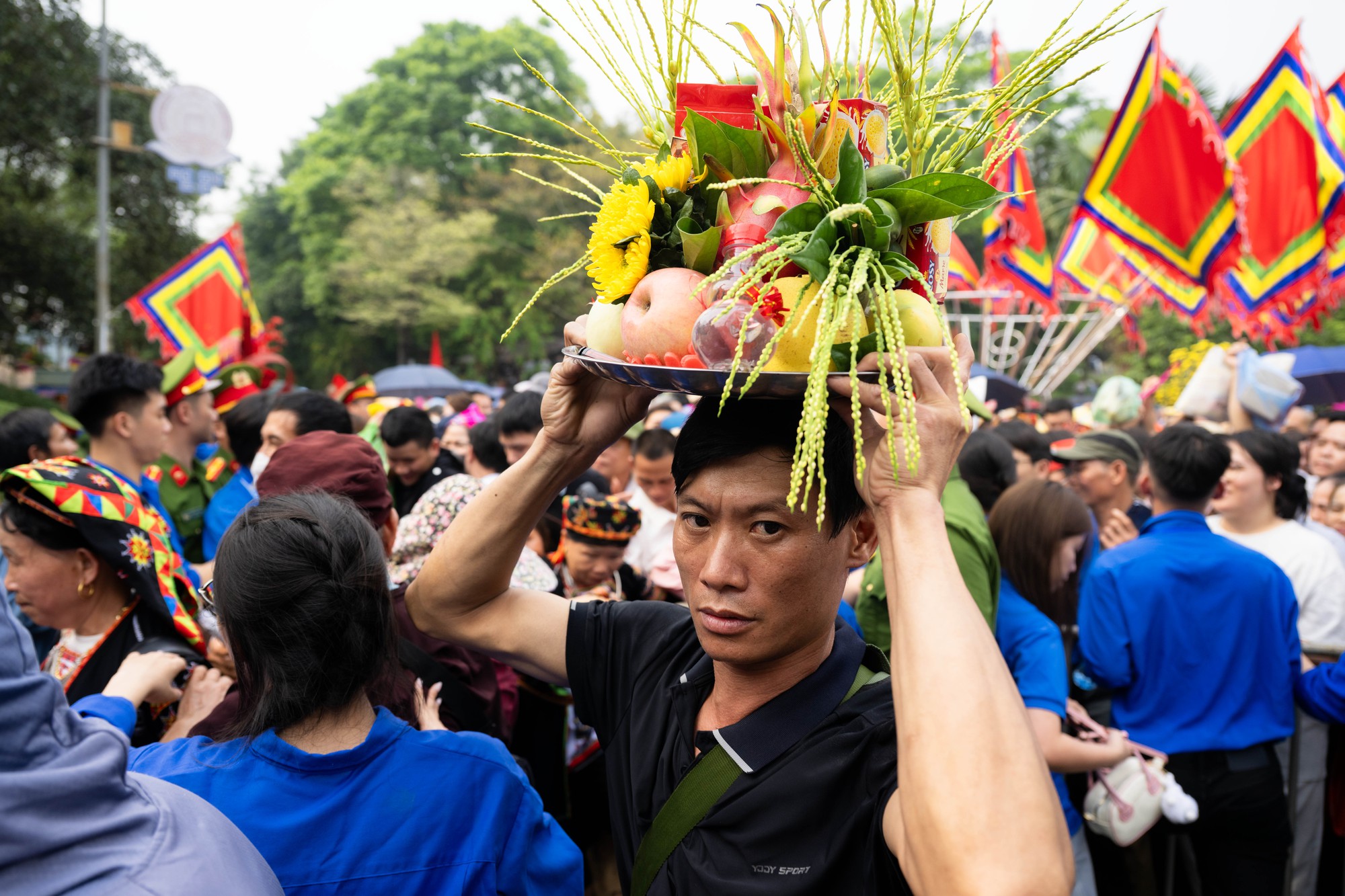 Biển người đổ về Đền Hùng trong ngày Giỗ Tổ Hùng Vương: Người dân đội lễ chen chân hành hương, ngất xỉu giữa dòng người đông đúc- Ảnh 9.