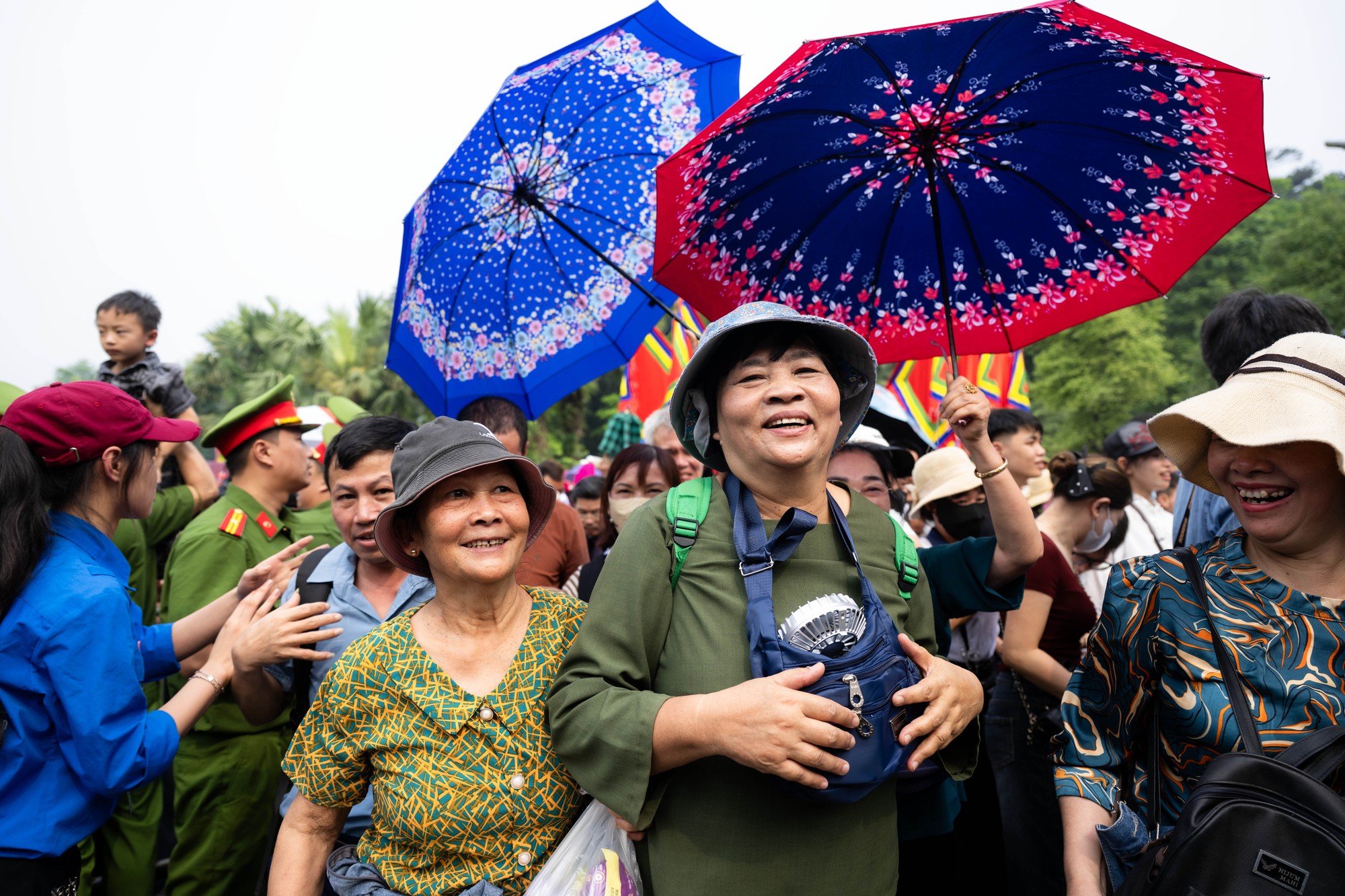 Biển người đổ về Đền Hùng trong ngày Giỗ Tổ Hùng Vương: Người dân đội lễ chen chân hành hương, ngất xỉu giữa dòng người đông đúc- Ảnh 11.