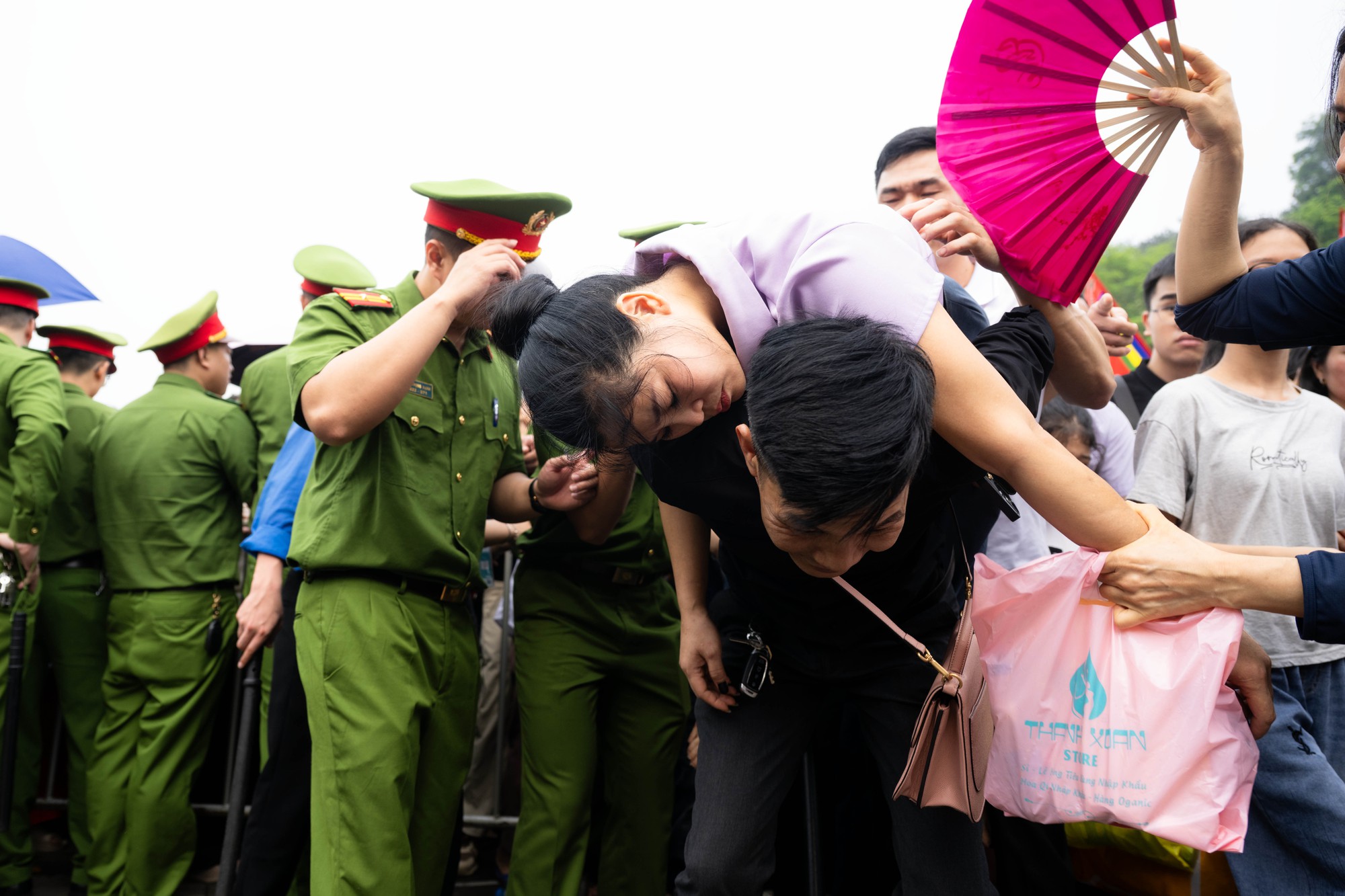 Biển người đổ về Đền Hùng trong ngày Giỗ Tổ Hùng Vương: Người dân đội lễ chen chân hành hương, ngất xỉu giữa dòng người đông đúc- Ảnh 20.