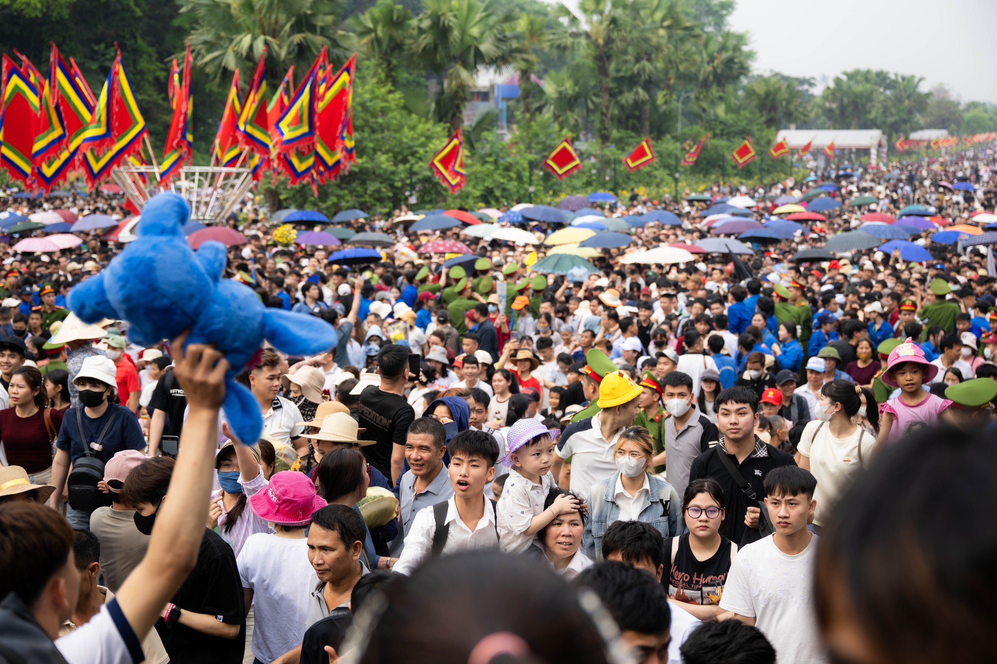 Biển người đổ về Đền Hùng trong ngày Giỗ Tổ Hùng Vương: Người dân đội lễ chen chân hành hương, ngất xỉu giữa dòng người đông đúc- Ảnh 4.