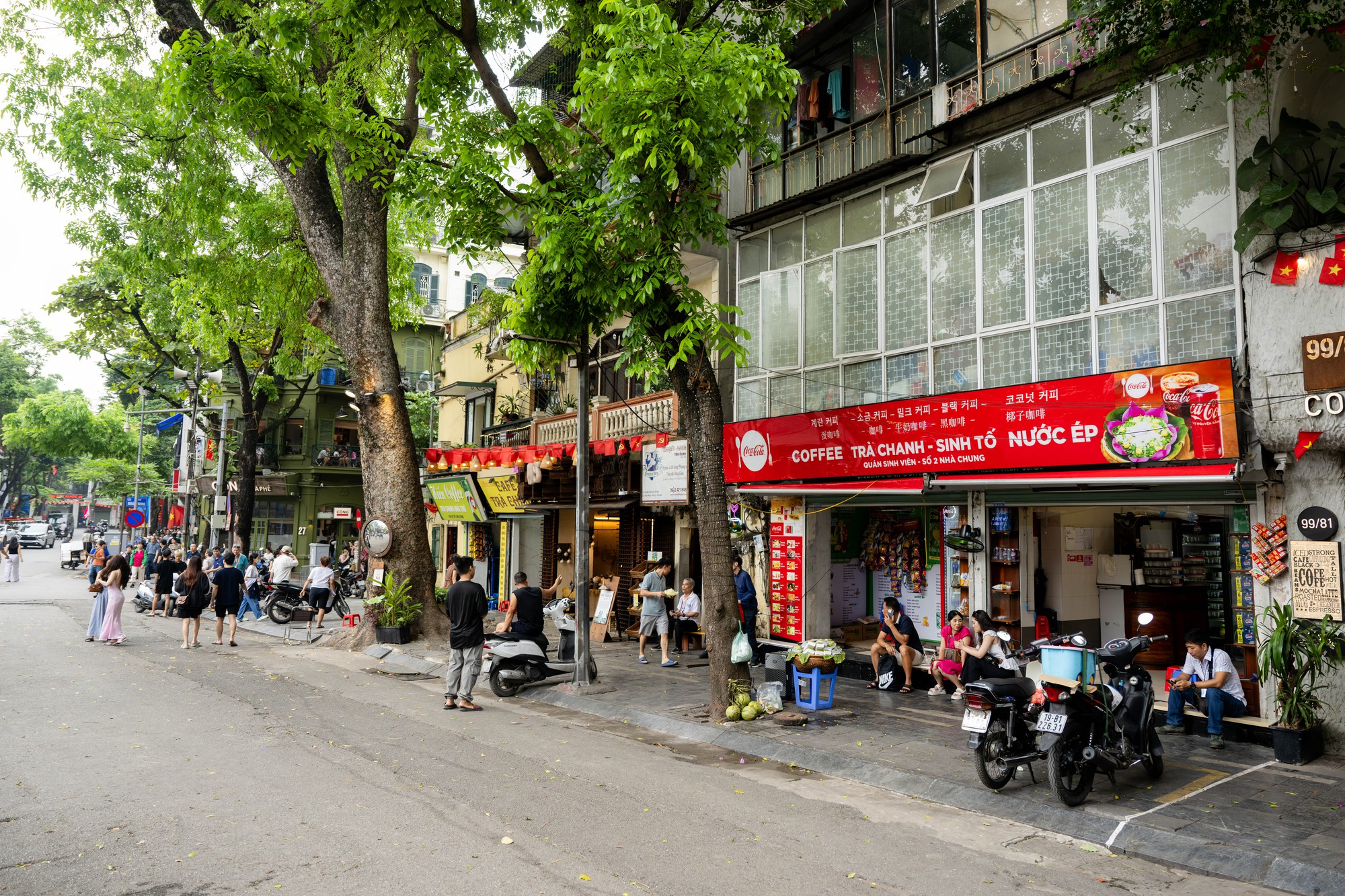 Diện mạo khác lạ của phố trà chanh Nhà thờ Lớn- Ảnh 4.