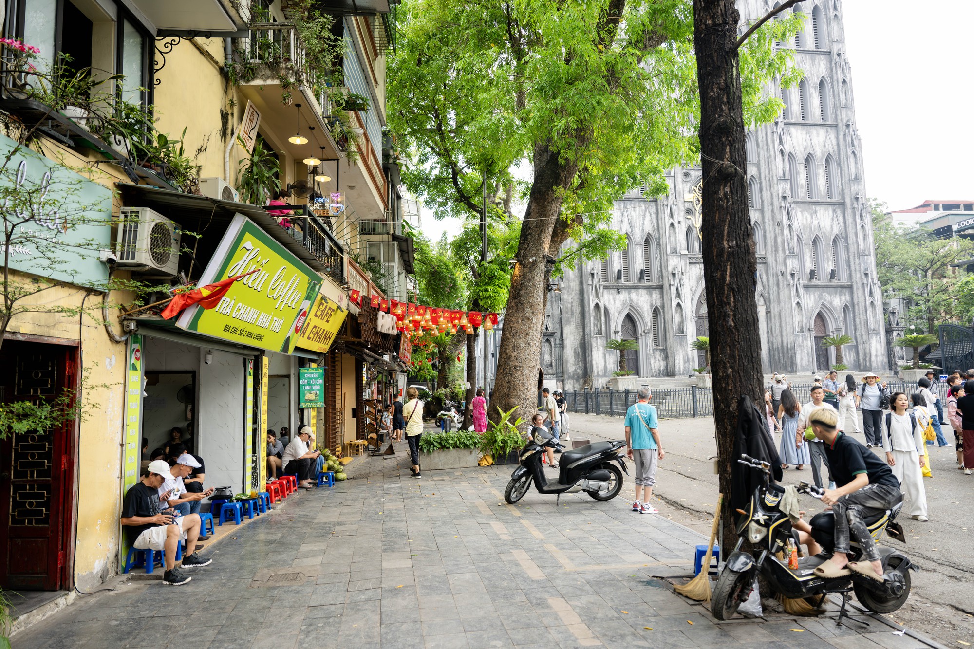 Diện mạo khác lạ của phố trà chanh Nhà thờ Lớn- Ảnh 2.