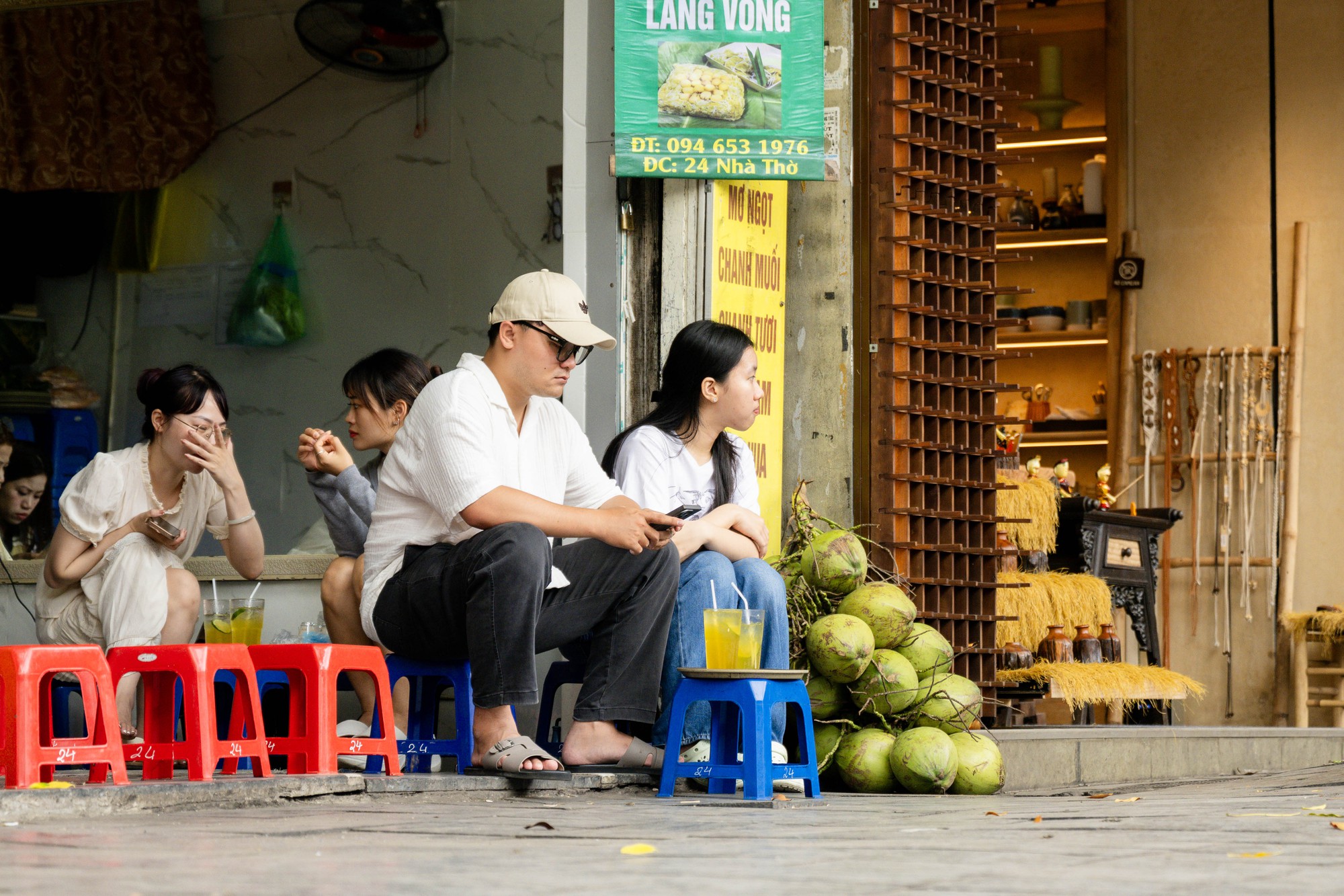 Diện mạo khác lạ của phố trà chanh Nhà thờ Lớn- Ảnh 6.