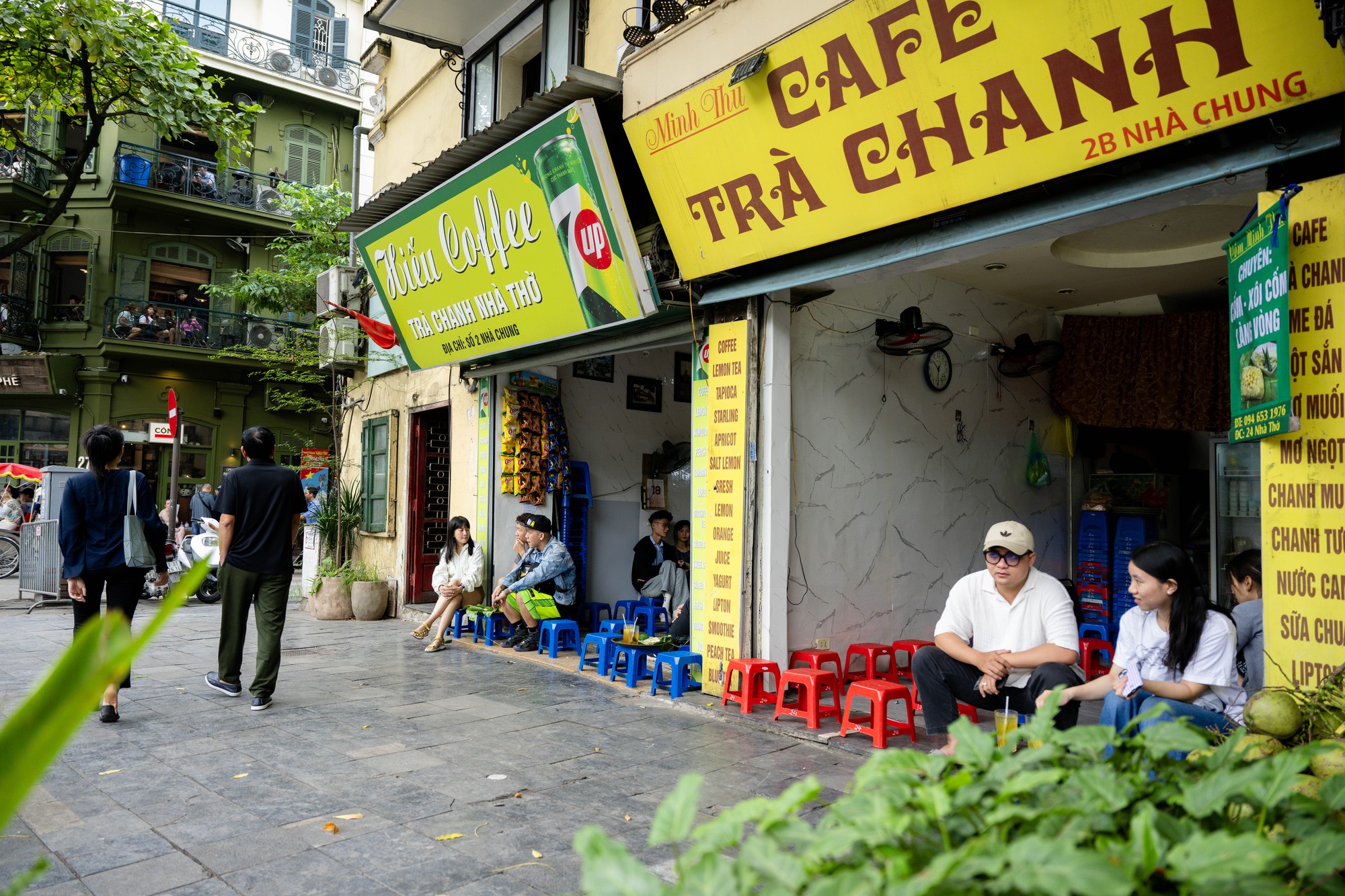 Diện mạo khác lạ của phố trà chanh Nhà thờ Lớn- Ảnh 1.