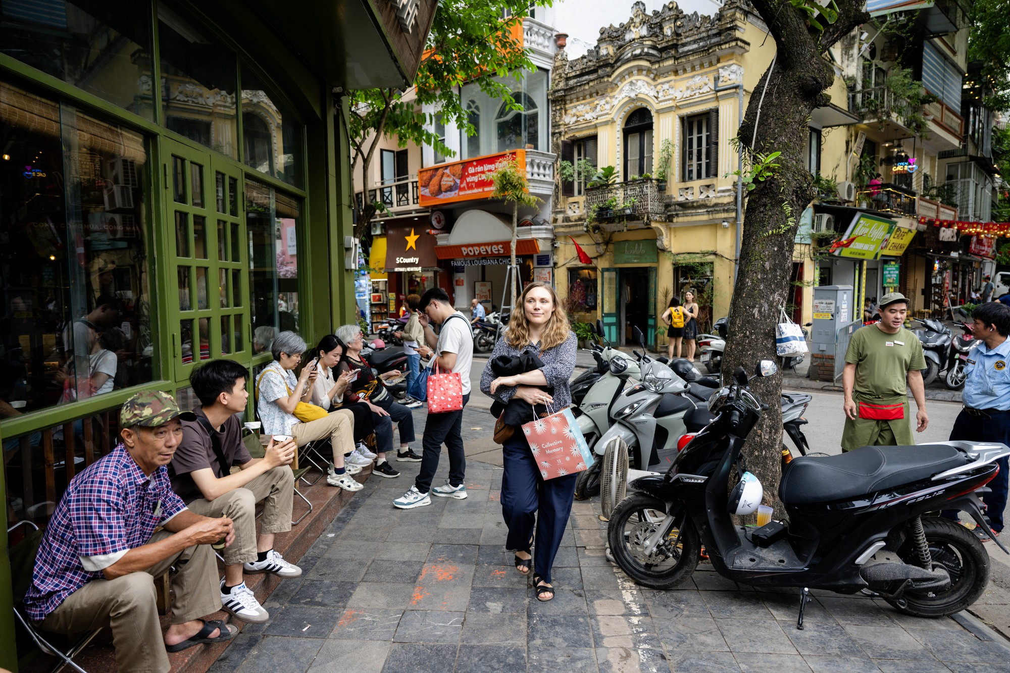 Diện mạo khác lạ của phố trà chanh Nhà thờ Lớn- Ảnh 8.